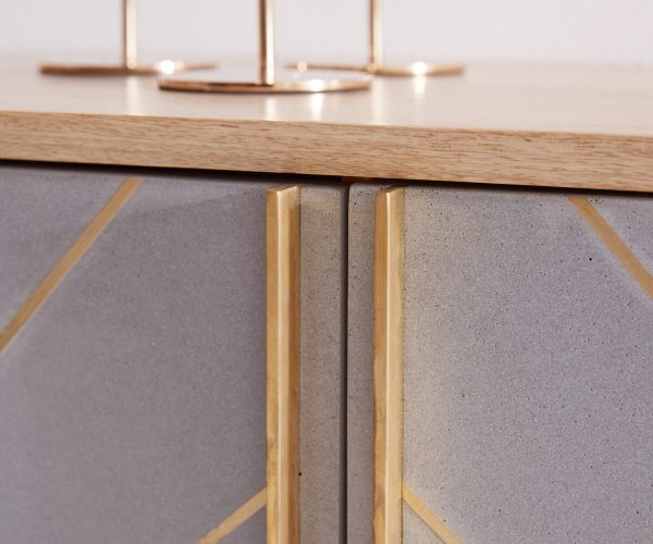 TV stolek Metropolitní 147 cm mango přírodní 2 dvířka beton mosaz - Image 4