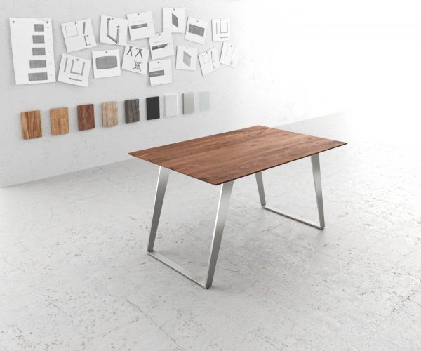 Jídelní stůl Edge 140x90 cm akácie hnědá nerezová ocel šikmá podnož švýcarská hrana