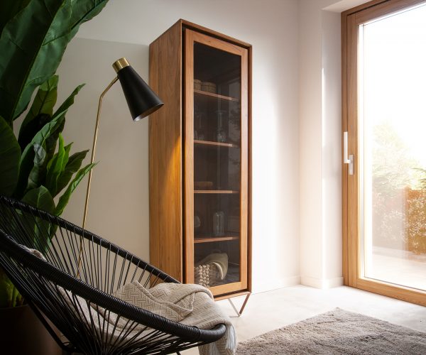 Vitrína Stonegrace 60x180 přírodní akácie 1 dvířka z kamene podnož ve tvaru "V"