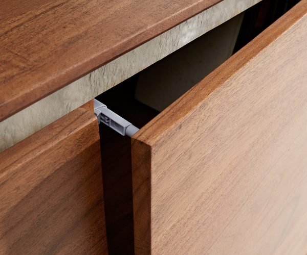 TV stolek Stonegrace 240 cm akácie hnědá kamenina 2 dvířka 2 zásuvky 1 přihrádka závěsné - Image 6