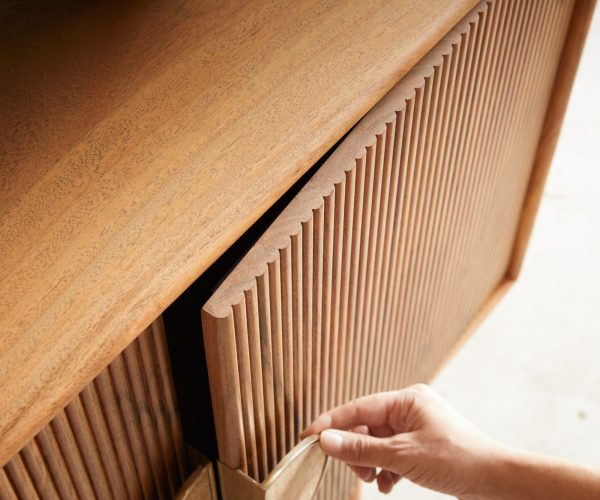 TV stolek Surimu 200 cm akácie světle hnědá 4 dvířka korkové madlo dřevěná podnož - Image 6