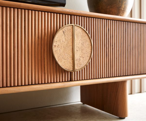 TV stolek Surimu 200 cm akácie světle hnědá 4 dvířka korkové madlo dřevěná podnož - Image 8