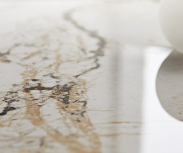 Jídelní stůl Edge 300x100 keramický Minas Melange bílo-béžový Prisma Metallic Gold - Image 5