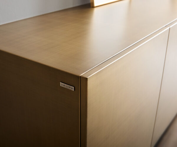 Příborník Aira 200 cm zlatá metalíza 4 dvířka plovoucí kov černá - Image 2