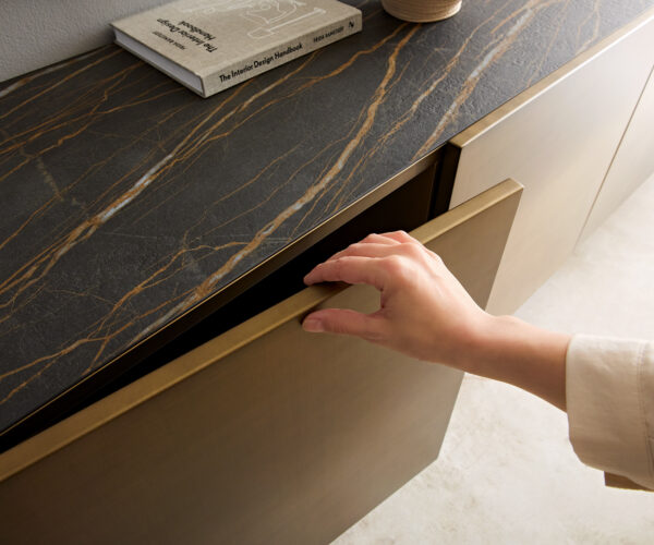 Příborník Kazu 220 cm zlatá metalíza 4 dvířka plovoucí kov černá keramika Laminam®Noir Desir hnědá - Image 2