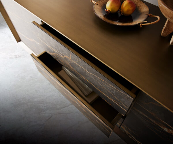 Příborník Yori 200 cm zlatá metalíza 2 dveře 3 zásuvky plovoucí kov černá keramika Laminam®Noir Desir hnědá - Image 5