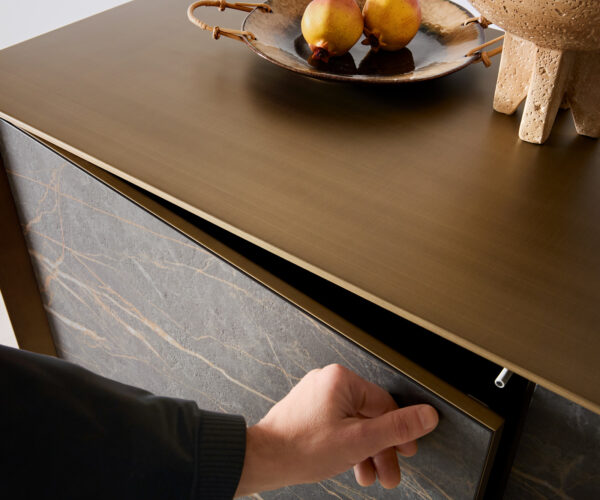 Příborník Yori 200 cm zlatá metalíza 2 dveře 3 zásuvky plovoucí kov černá keramika Laminam®Noir Desir hnědá - Image 6
