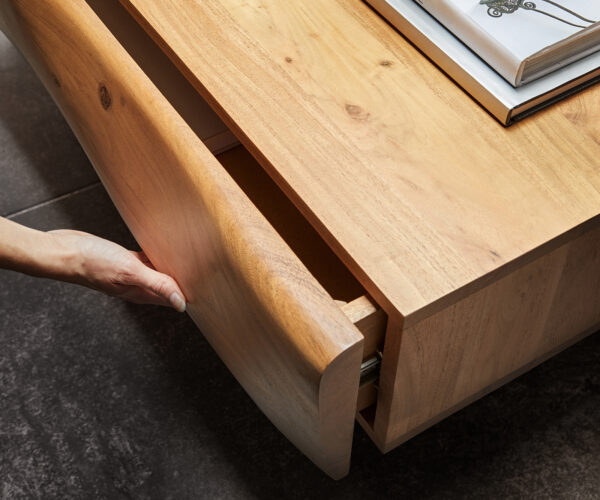 Konferenční stolek New Live-Edge 115x60 cm přírodní akácie 2 zásuvky 1 policový běhoun kartáčovaná nerezová ocel - Image 5
