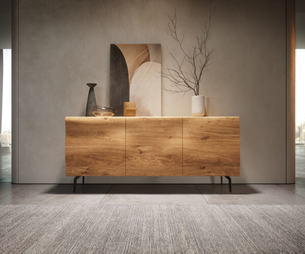 Příborník New Live-Edge 145 cm přírodní dub 3 dvířka šikmá podnož kovová černá