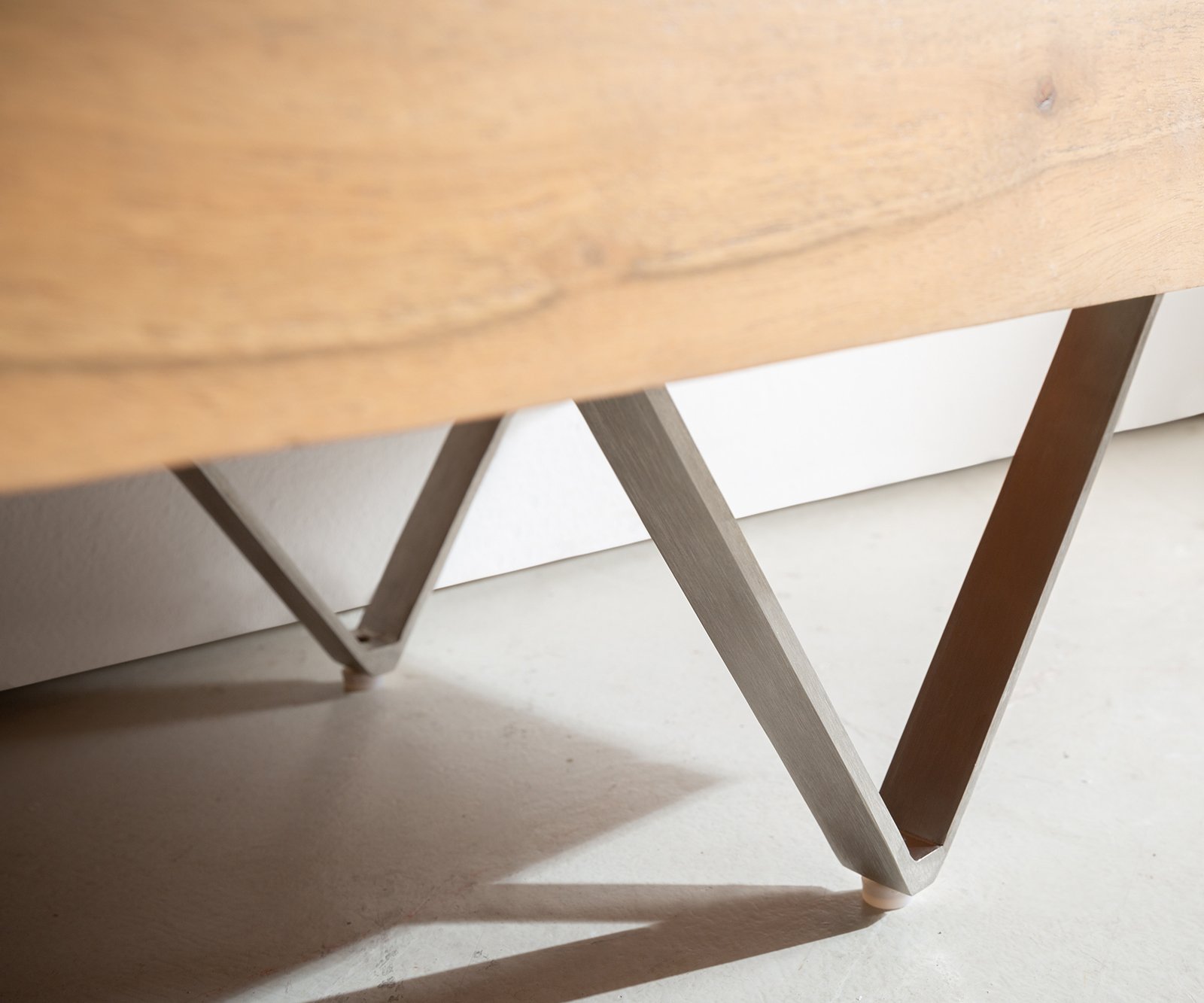 TV stolek Kayu 200 cm akácie přírodní 2 dvířka podnož ve tvaru V - Obrázek 5