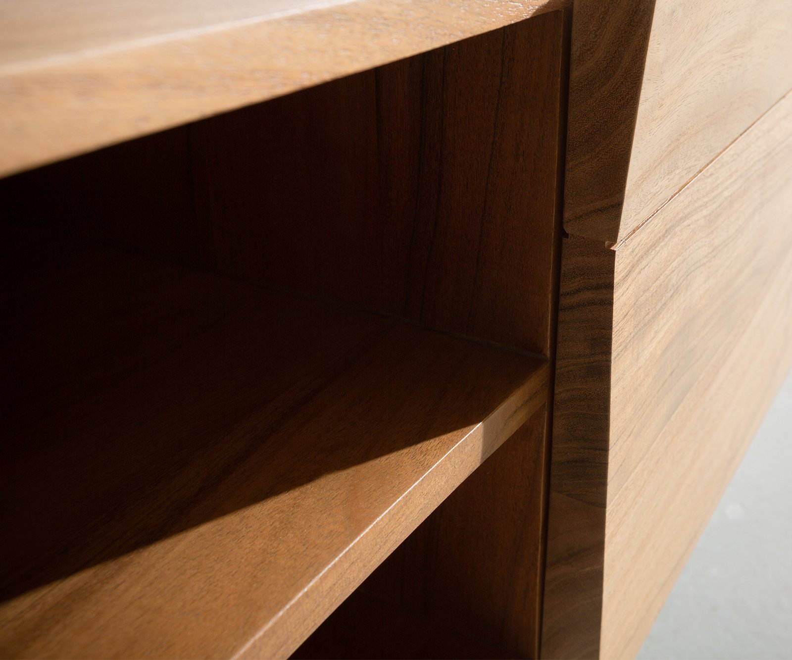 TV stolek Kayu 200 cm akácie přírodní 2 dvířka podnož ve tvaru V - Obrázek 6