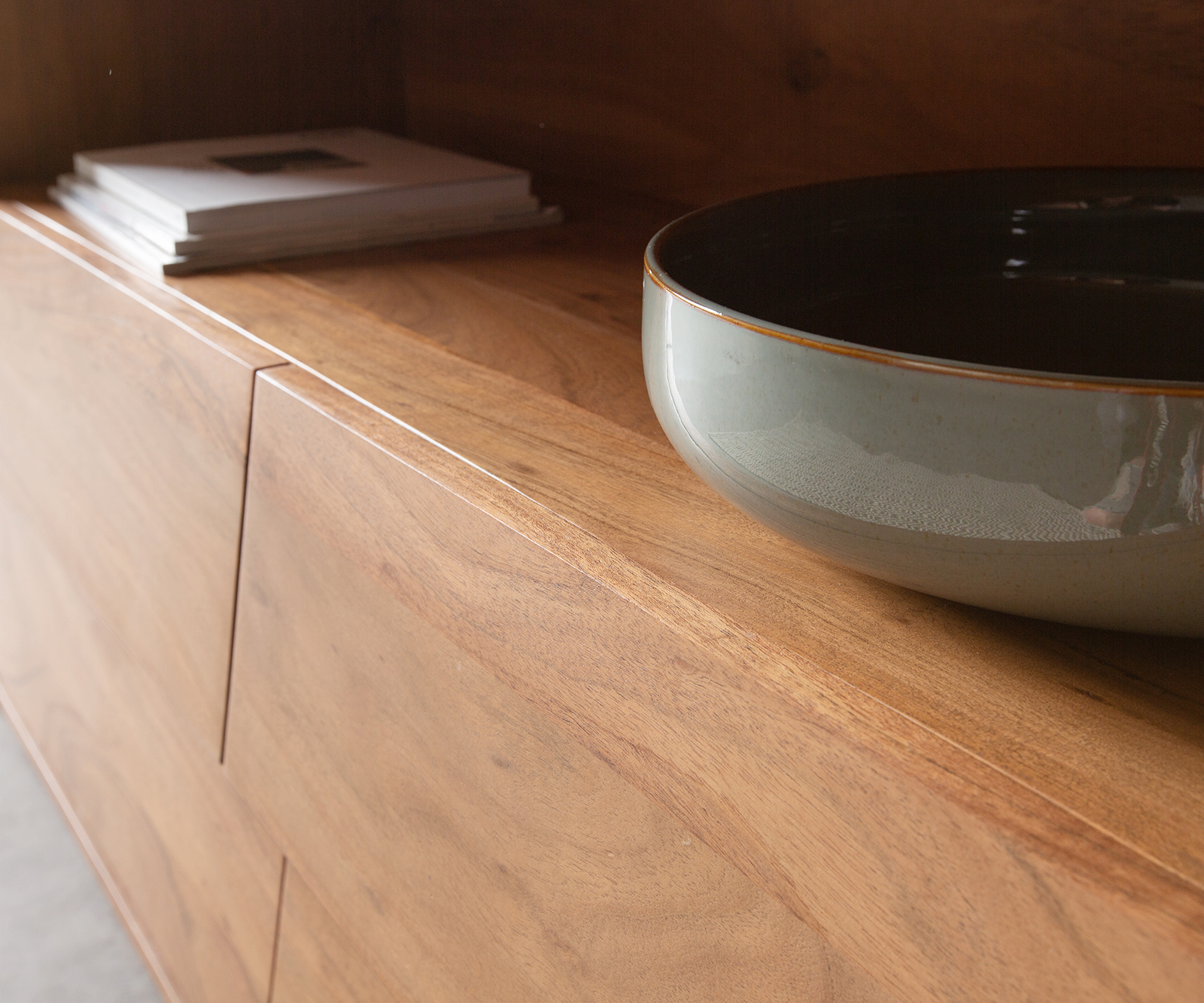 Komoda Eloi 240x40 cm akácie přírodní 2 dvířka 6 zásuvek podnož ve tvaru V nerezová ocel - Obrázek 5