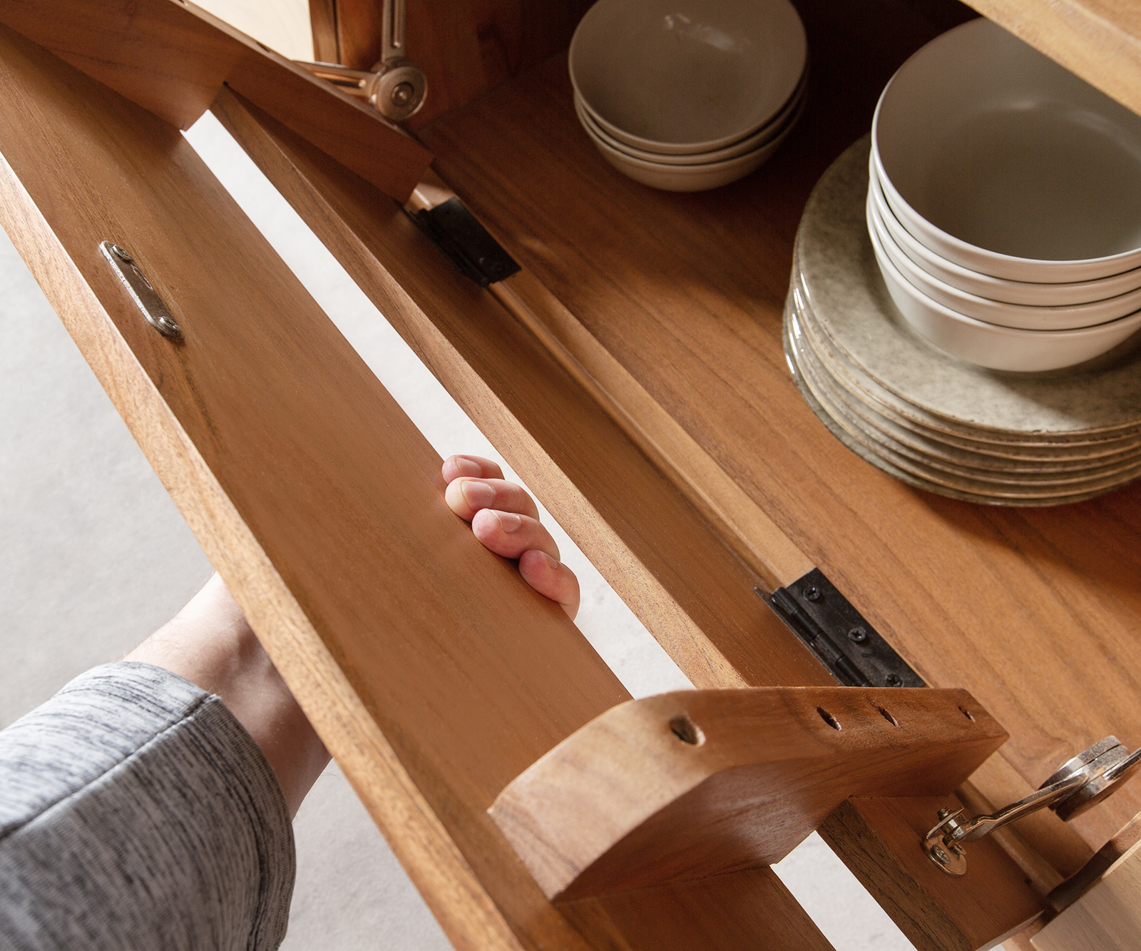 Komoda Eloi 240x40 cm akácie přírodní 2 dvířka 6 zásuvek podnož ve tvaru V nerezová ocel - Obrázek 6