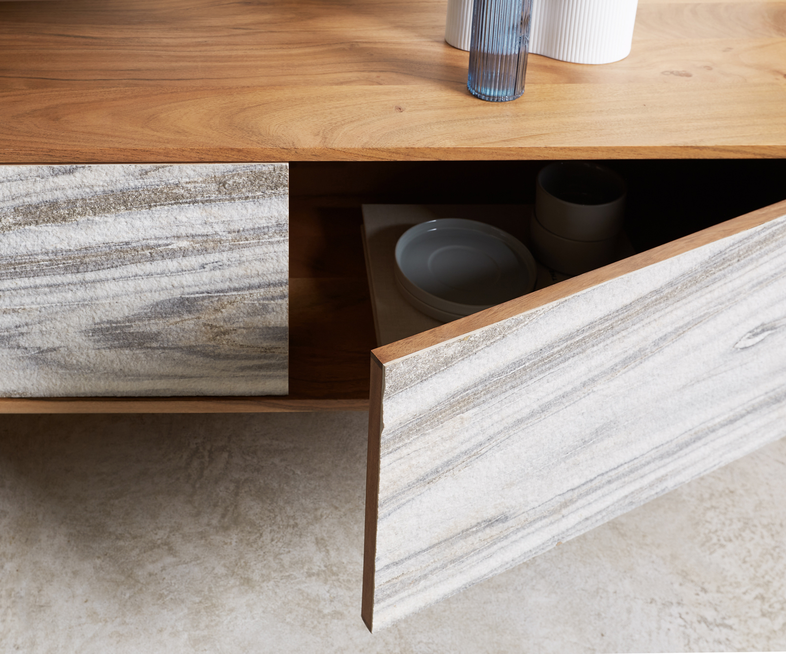 TV stolek Kleo 200 cm akácie přírodní 4 dvířka podnož ve tvaru V nerezová ocel - Obrázek 8