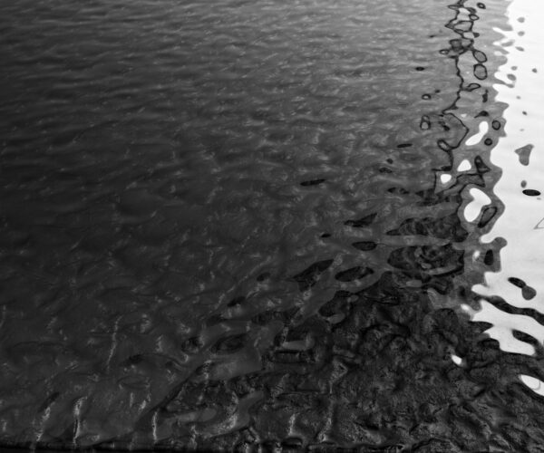 Jídelní stůl Edge Boot 200x100 sklo s reliéfem kouřově černá 3D design Troa nerezová ocel grafit - Obrázek 3