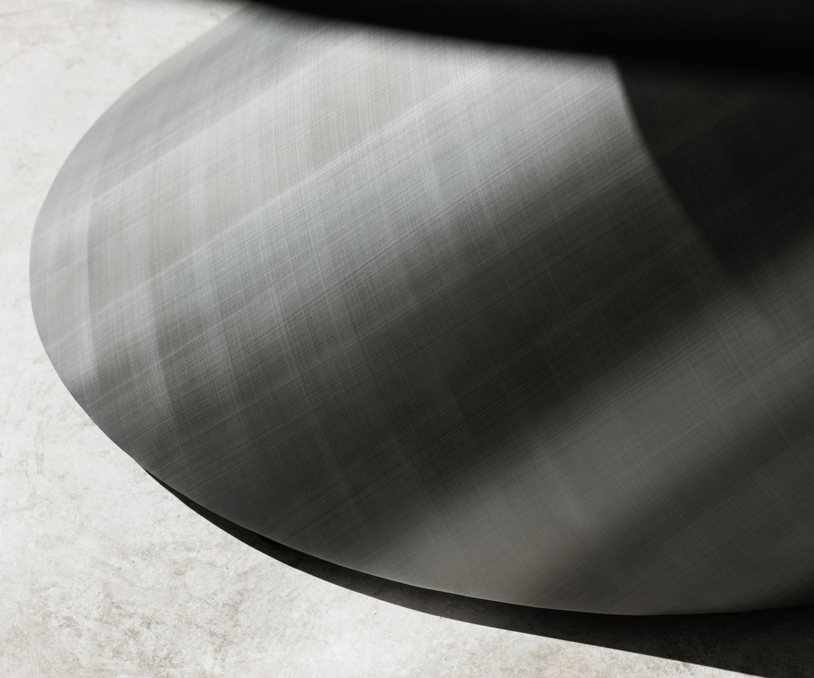 Jídelní stůl Edge oválný 280x130 sklo s reliéfem kouřově černé 3D design Cono kov stříbrná - Obrázek 7