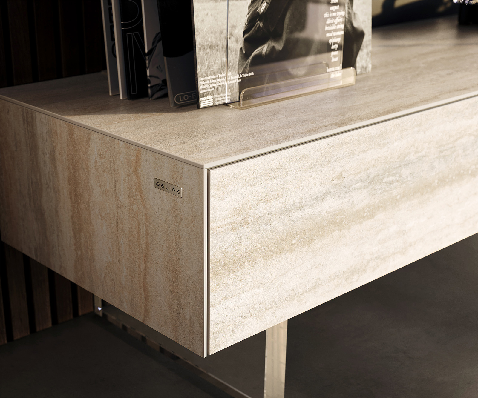 TV stolek Cuor 150 cm keramika Laminam® Travertino Bianco krémově bílá 1 výklopná dvířka 1 zásuvka podnož závěsná akrylglas - Obrázek 6