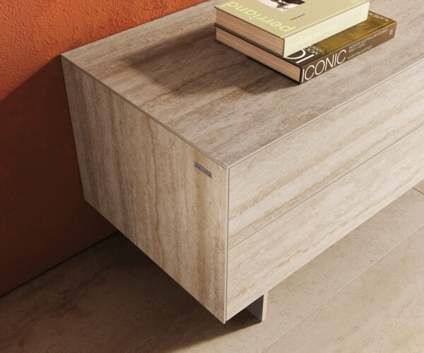 TV stolek Cuor 180 cm keramika Laminam® Travertino Bianco krémově bílá 1 výklopná dvířka 2 zásuvky podnož závěsná nerezová ocel - Obrázek 6