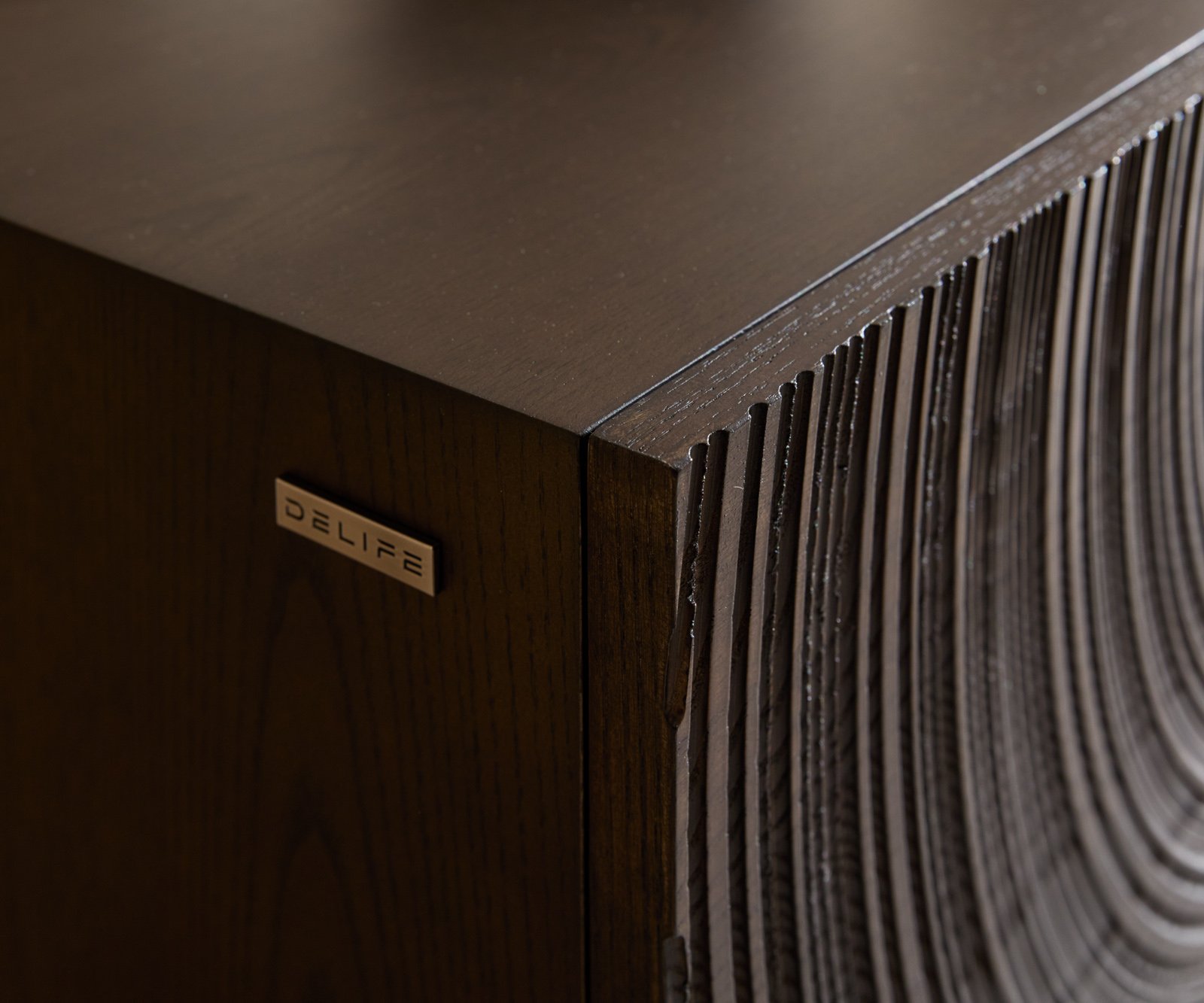 Komoda Ashara 200 cm jasan tmavě hnědá 3D efekt 4 dvířka podnož závěsná akrylátové sklo - Obrázek 4