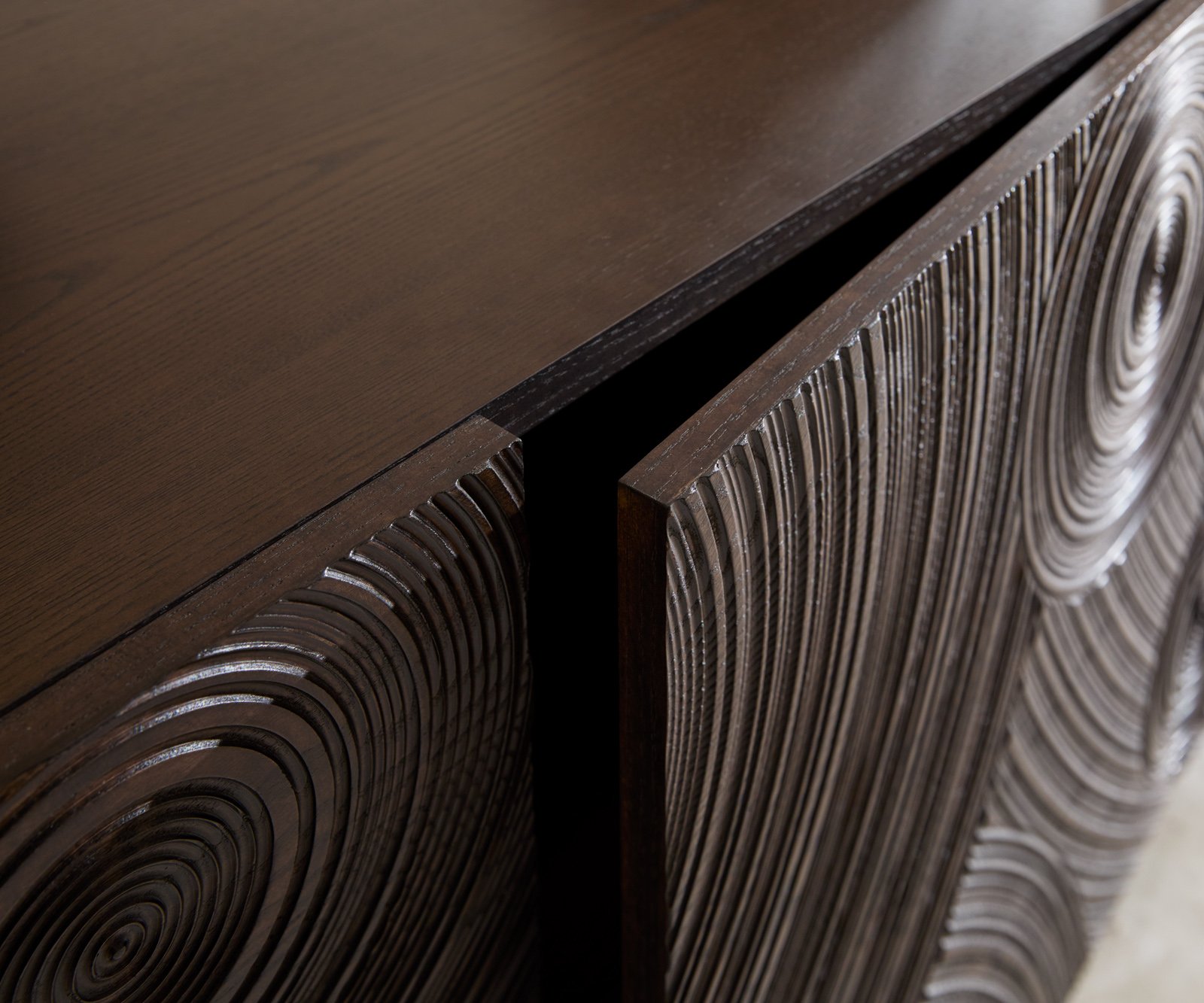 Komoda Ashara 200 cm jasan tmavě hnědá 3D efekt 4 dvířka podnož závěsná akrylátové sklo - Obrázek 6