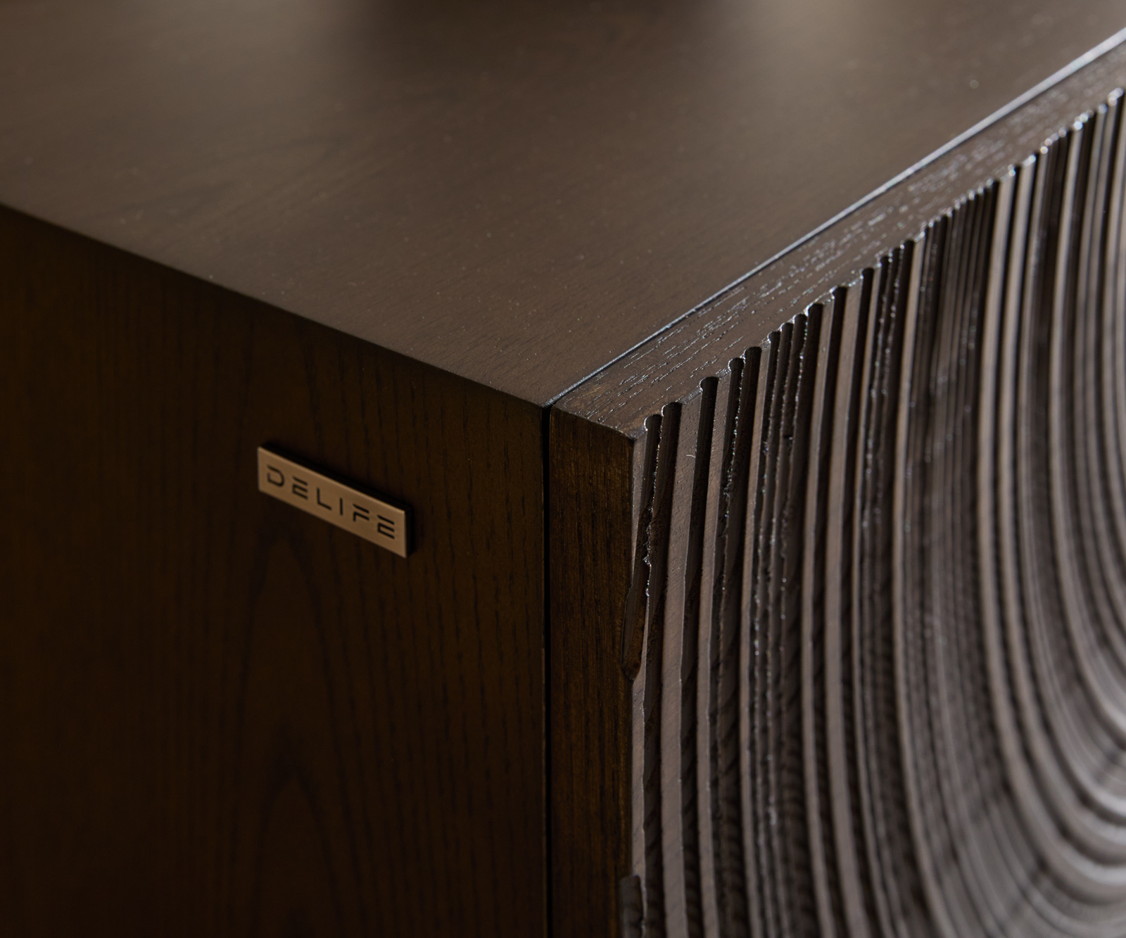 Komoda Ashara 200 cm jasan tmavě hnědá 3D efekt 4 dvířka kulatá podnož kov černá - Obrázek 4