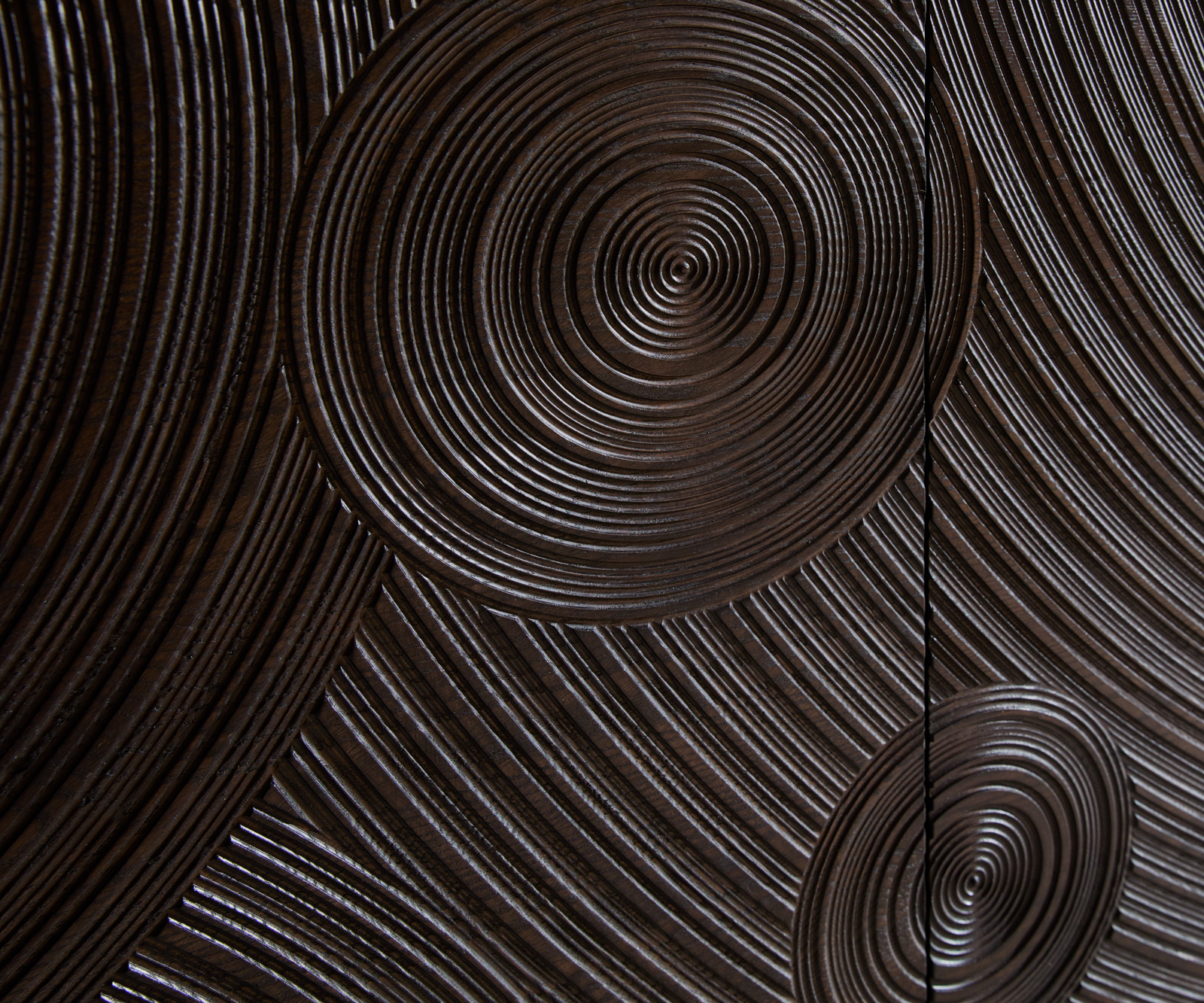 Komoda Ashara 200 cm jasan tmavě hnědá 3D efekt 4 dvířka kulatá podnož kov černá - Obrázek 3