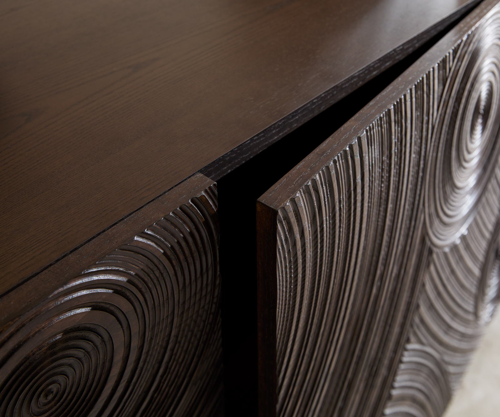 Komoda Ashara 200 cm jasan tmavě hnědá 3D efekt 4 dvířka podnož ve tvaru L nerezová ocel broušená - Obrázek 6