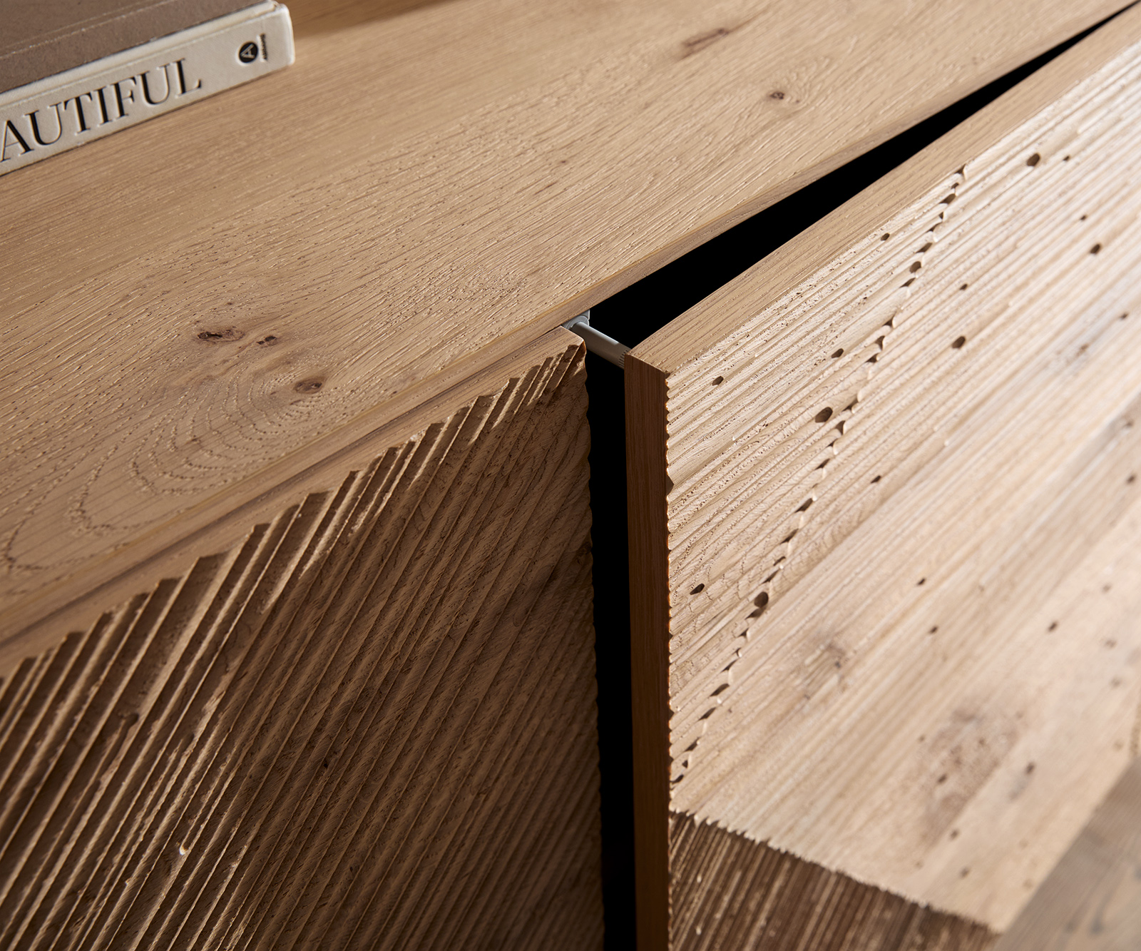 Komoda Tereos 200 cm dub přírodní 3D efekt 4 dvířka podnož ve tvaru L nerezová ocel broušená - Obrázek 4