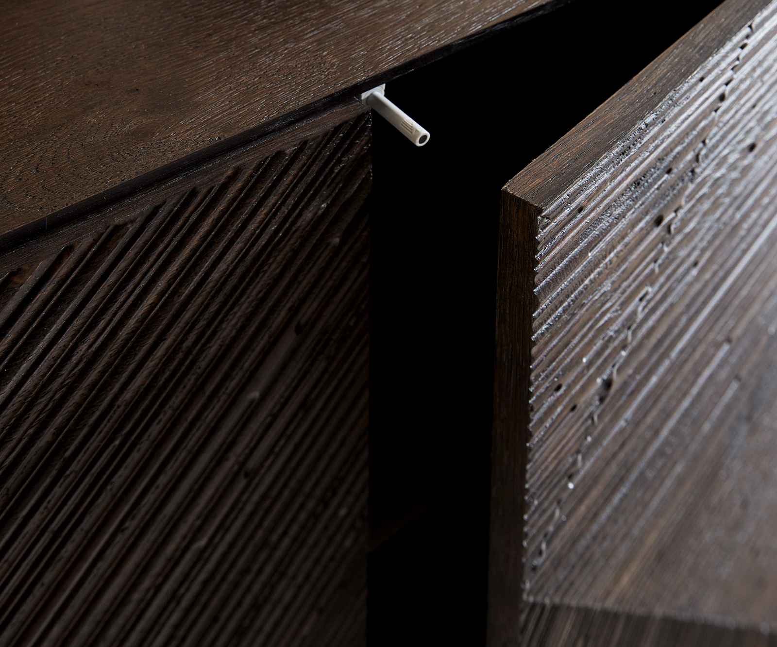 Komoda Tereos 200 cm jasan tmavě hnědá 3D efekt 4 dvířka podnož ve tvaru L nerezová ocel broušená - Obrázek 6