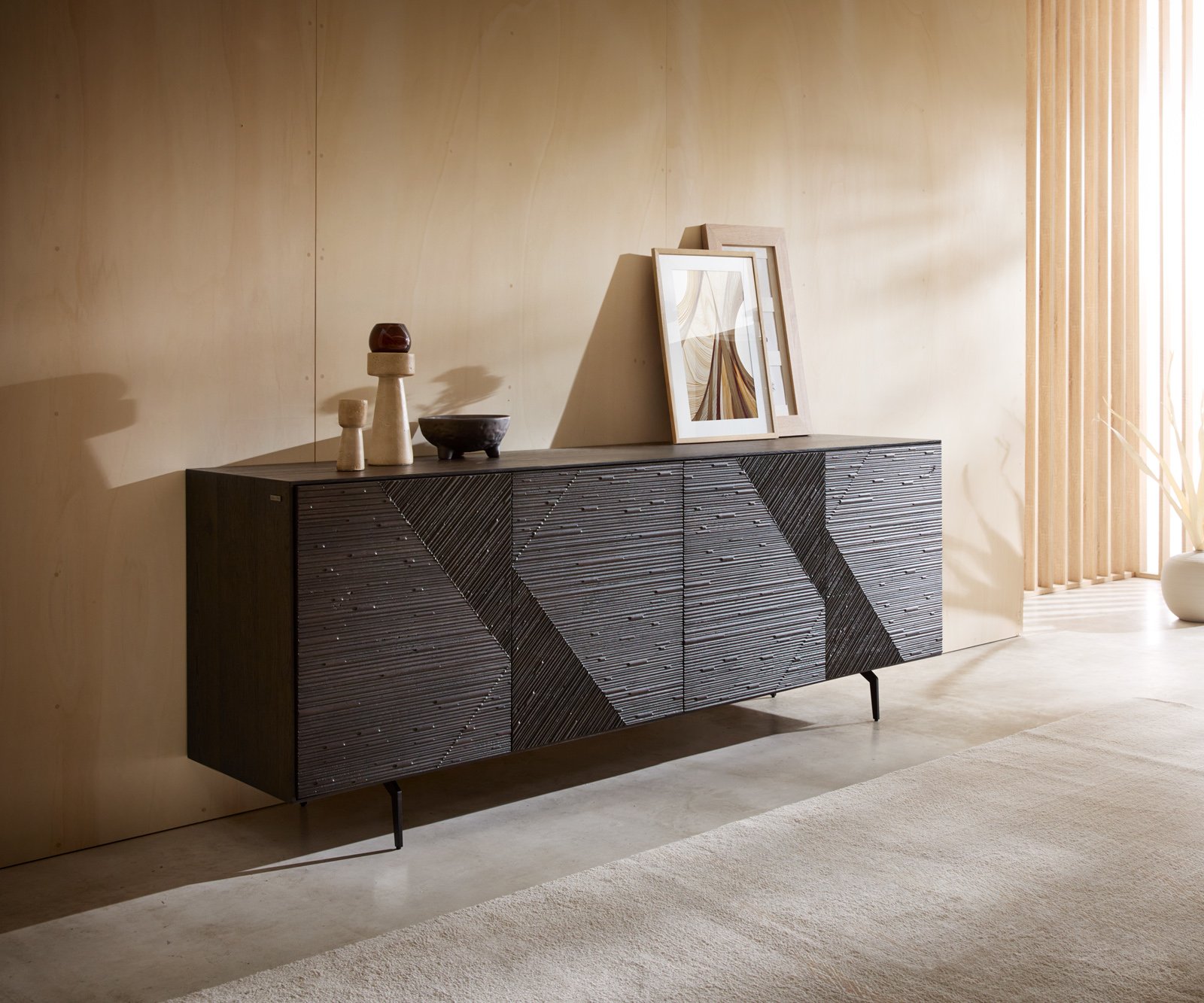 Komoda Tereos 200 cm jasan tmavě hnědá 3D efekt 4 dvířka podnož ve tvaru L kov černá