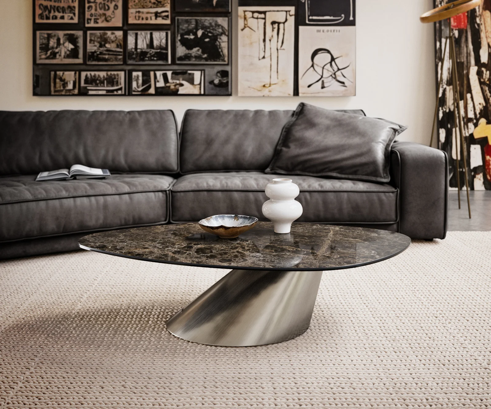 Konferenční stolek Edge organický 140x76 cm keramika Laminam® Emperador Extra Lucidato tmavě hnědá Conis nerezová ocel kartáčovaná