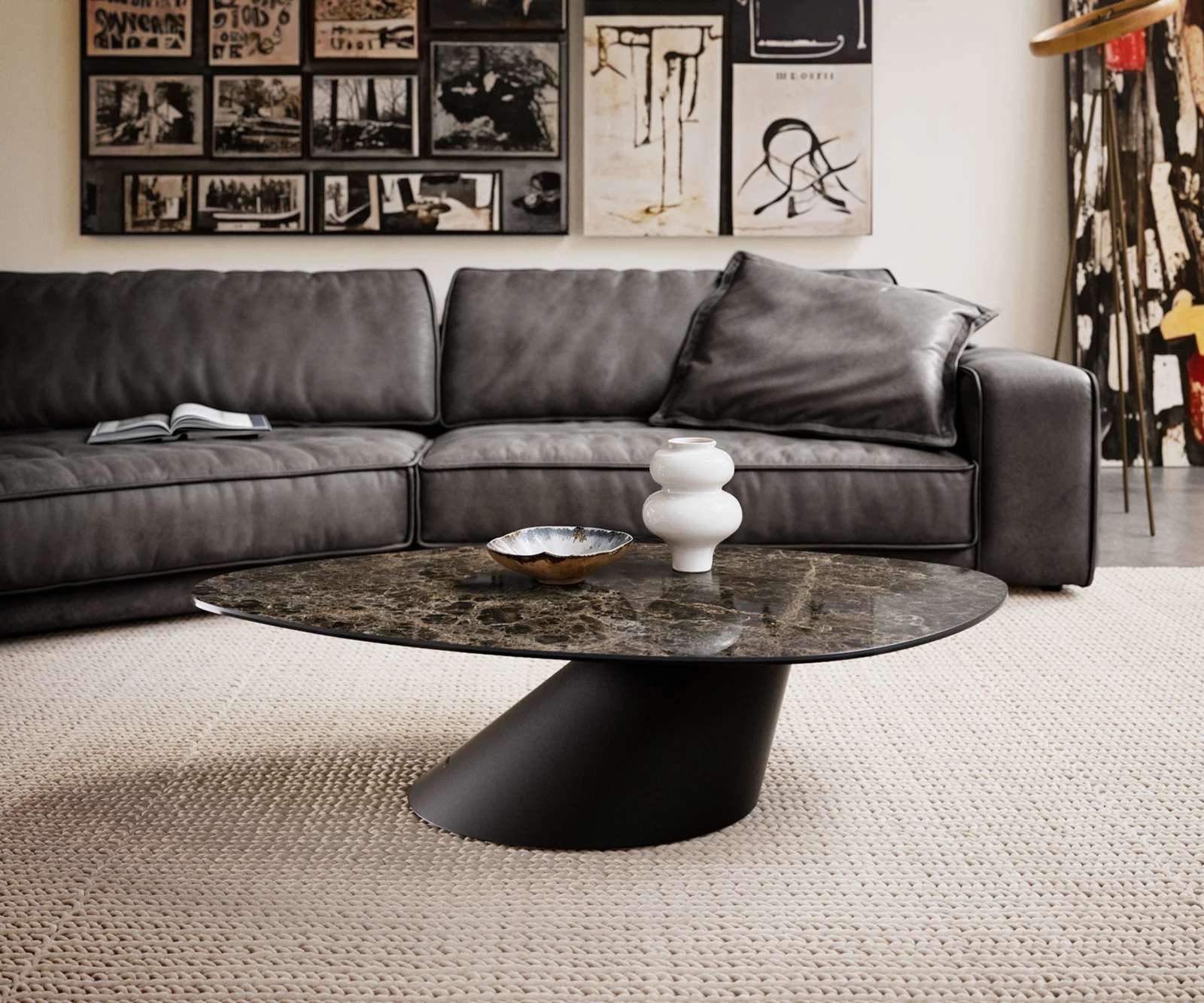 Konferenční stolek Edge organický 140x76 cm keramika Laminam® Emperador Extra Lucidato tmavě hnědá Conis kov černá