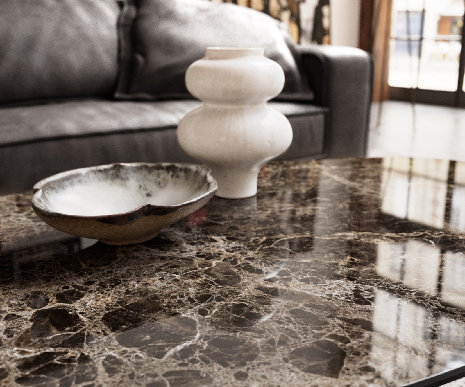 Konferenční stolek Edge organický 140x76 cm keramika Laminam® Emperador Extra Lucidato tmavě hnědá Sarity nerezová ocel kartáčovaná - Obrázek 6