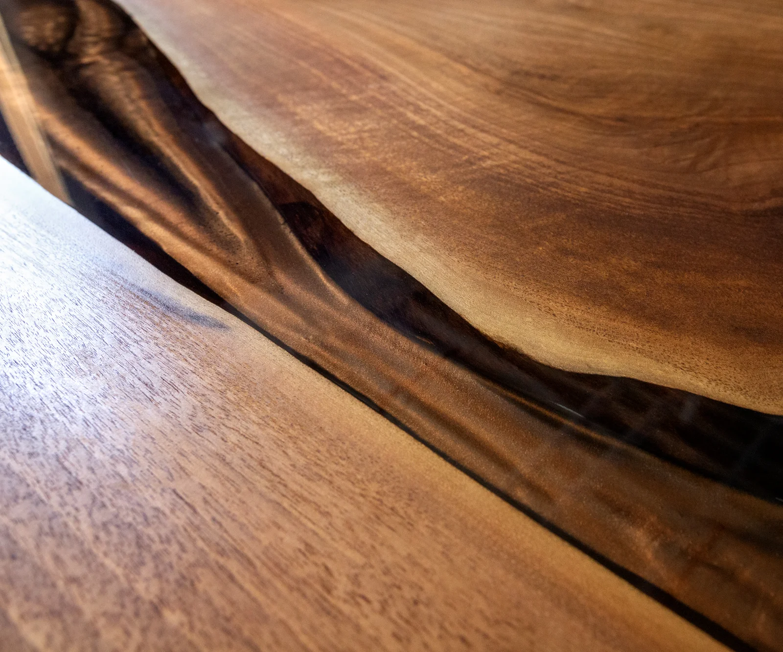 Deska stolu ořech přírodní 200 cm epoxid hnědý metalický originál č. 32335 - Obrázek 3