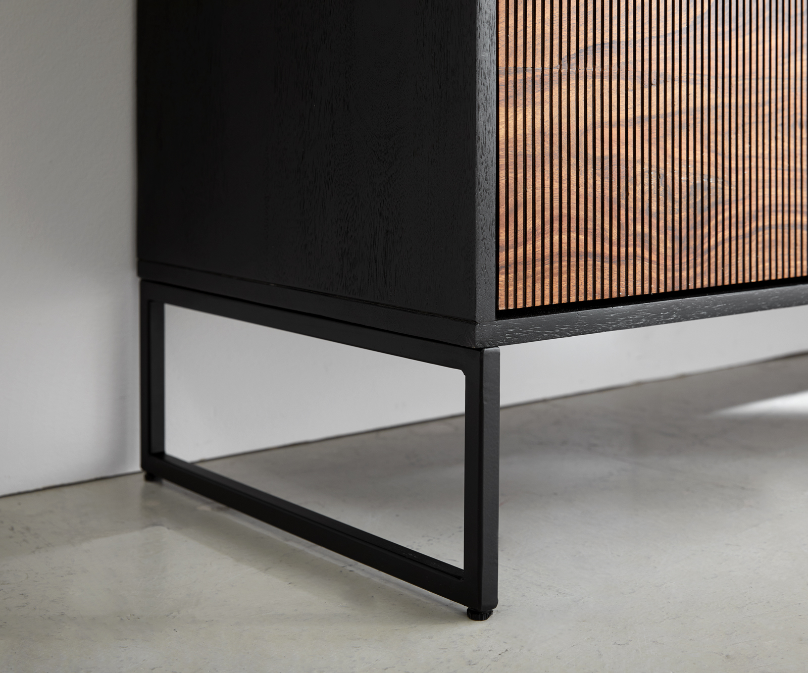 Podnož zkosená úzká 15 cm kov černá pro skříň hloubky 40 cm (2 ks sada) - Obrázek 2