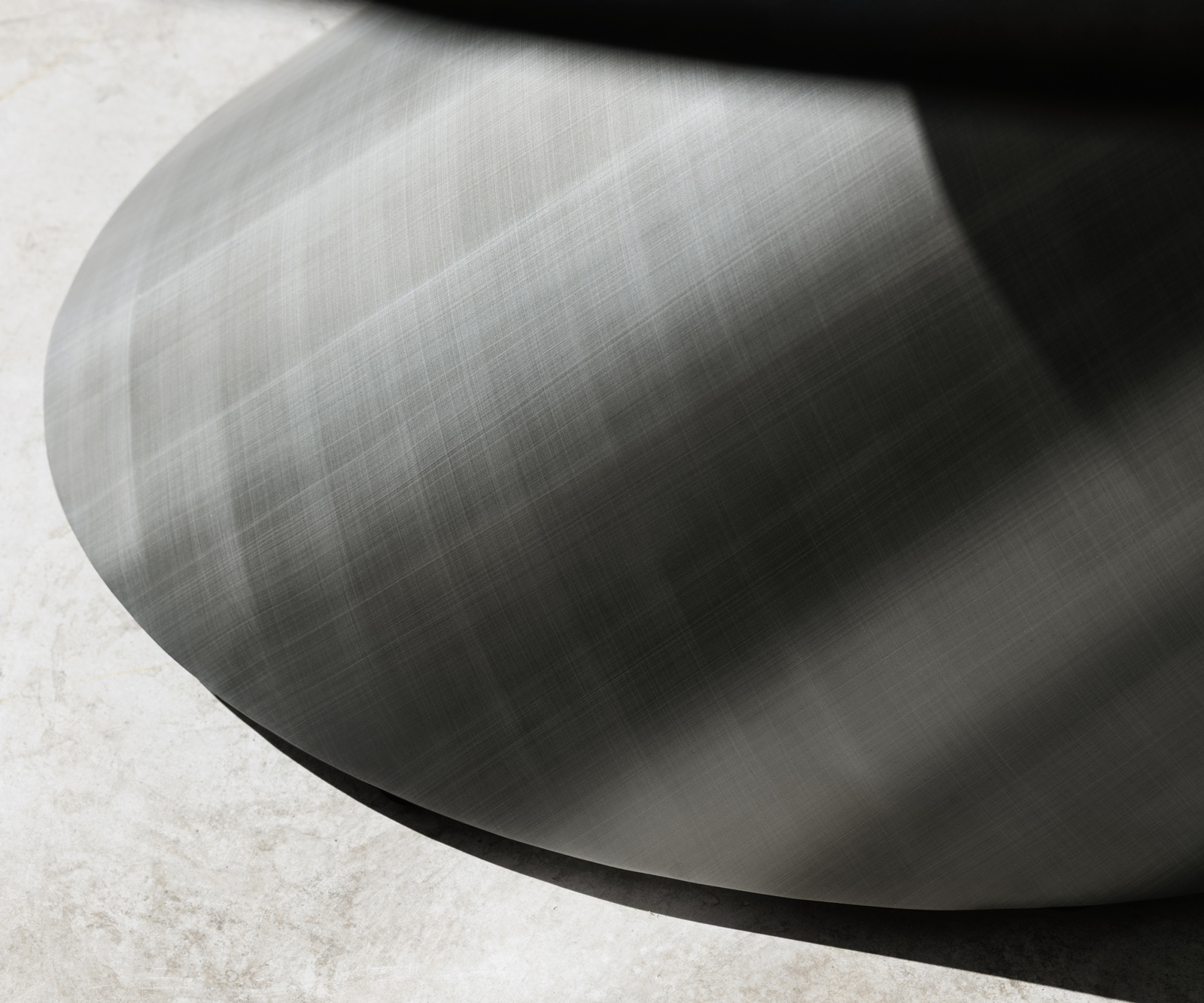 Konferenční stolek Edge Boot 140x80 cm keramika Laminam® Noir Desir hnědá Conis Metallic stříbrná - Obrázek 7