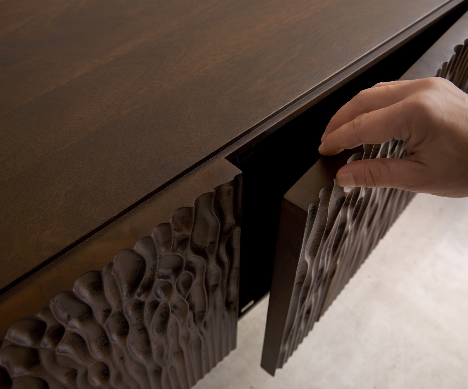 TV stolek Follia 200 cm mango hnědá 4 dvířka podnož nerezová ocel kartáčovaná - Obrázek 4