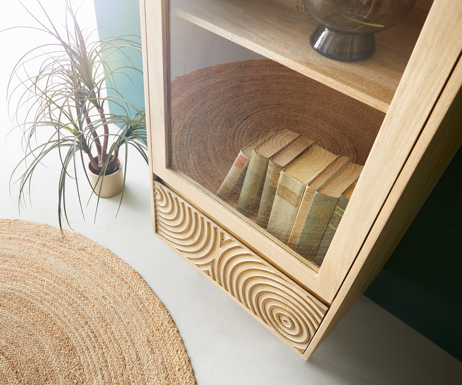 Vitrína Budaya 60x165 cm mango přírodní 2 dvířka podnož čtvercová - Obrázek 4