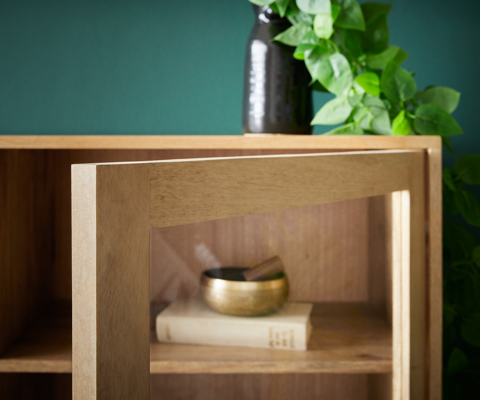 Skleněná vitrína Budaya 115x135 cm mango přírodní 4 dvířka podnož čtvercová - Obrázek 5