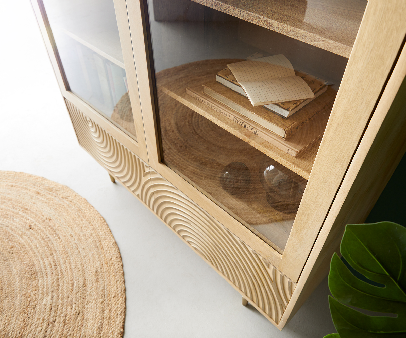 Skleněná vitrína Budaya 115x135 cm mango přírodní 4 dvířka podnož čtvercová - Obrázek 4