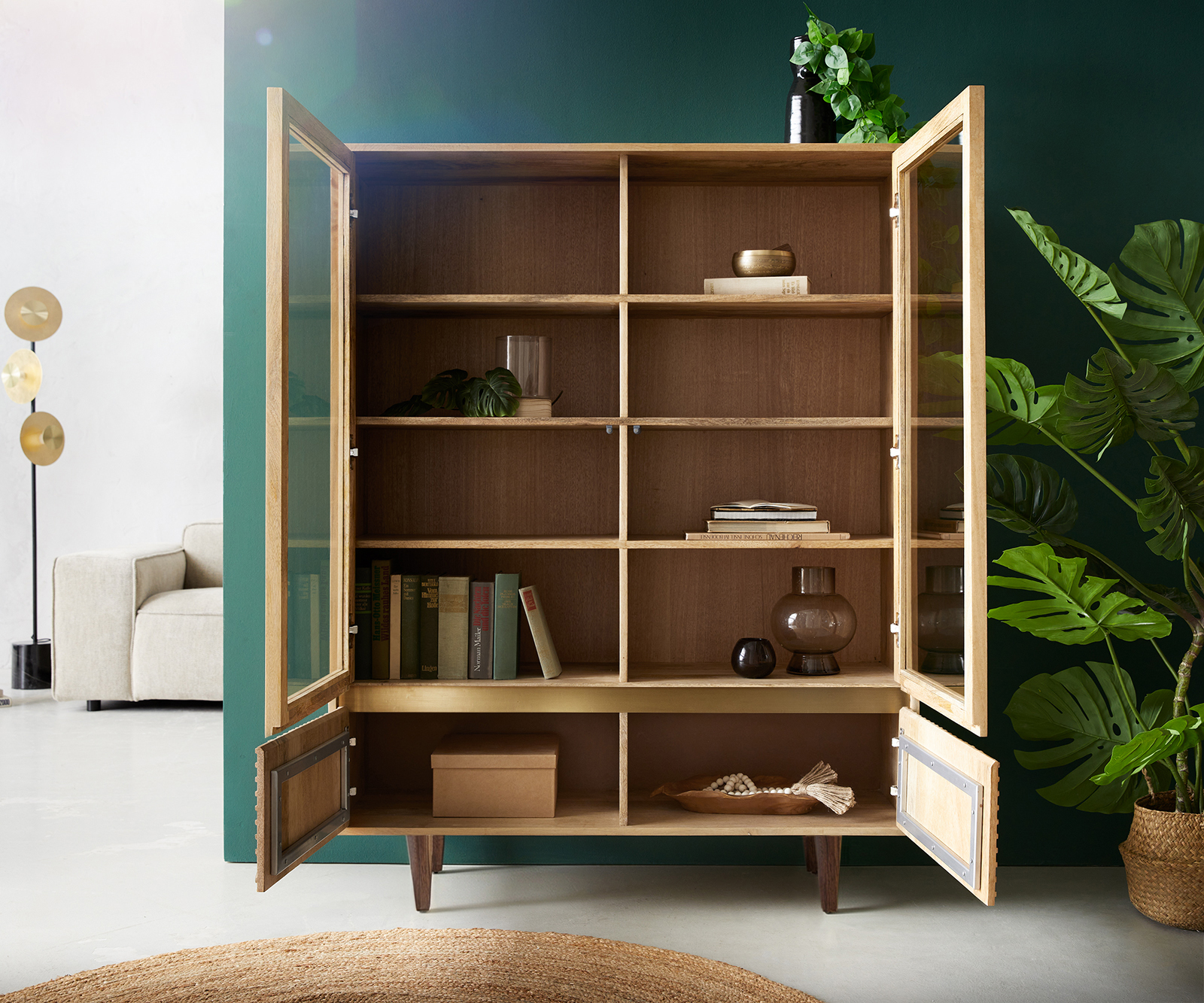 Skleněná vitrína Budaya 115x135 cm mango přírodní 4 dvířka podnož čtvercová - Obrázek 6