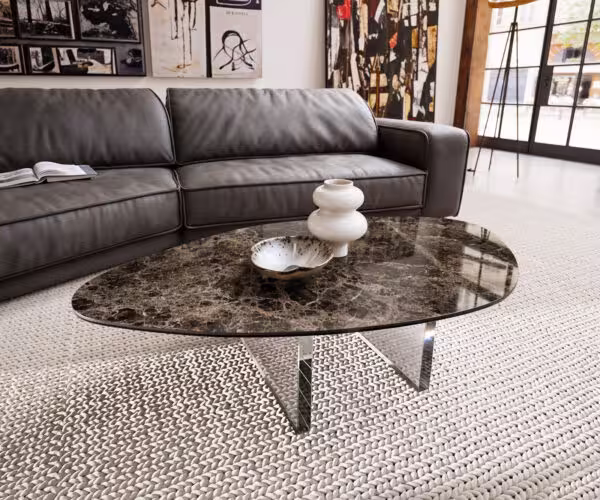Konferenční stolek Edge organický 140×76 cm keramika Emperador Extra Lucidato tmavě hnědá Lumia akryl
