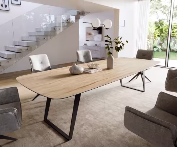Jídelní stůl Edge oválný tvar 300×120 cm keramika Laminam® Sabbia dubová barva kov šikmý černý