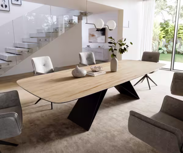 Jídelní stůl Edge Boot 300×120 cm keramika Laminam® Sabbia dubová barva podnož ve tvaru V plochá ocel černá