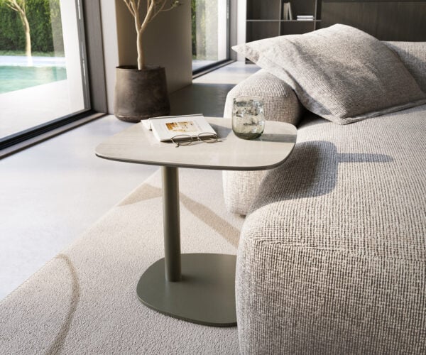 Konferenční stolek Edge Boot 50×50 cm keramika onyx champagne Eleny kov titanová barva