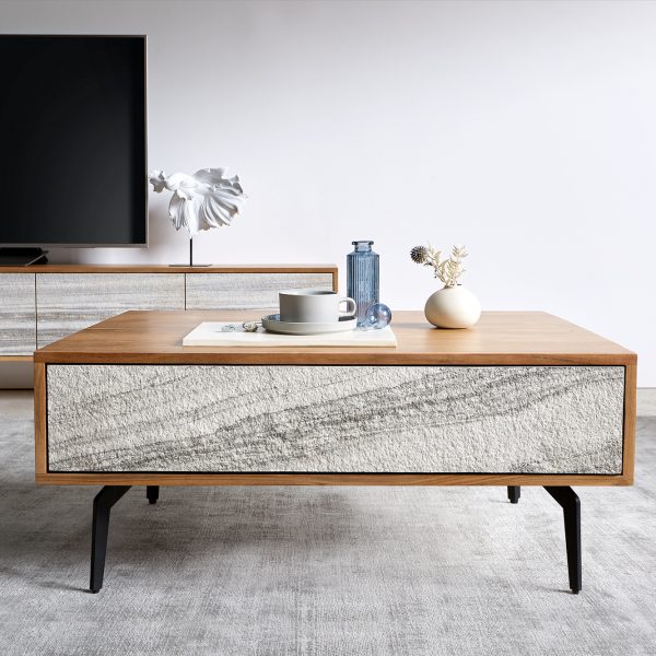 Konferenční stolek Kleo 80×60 cm přírodní akácie 2 šuplíky šikmá kovová černá podnož