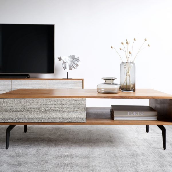Konferenční stolek Kleo 115×60 cm přírodní akácie 2 šuplíky šikmá kovová černá podnož