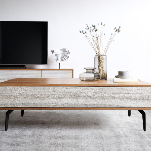 Konferenční stolek Kleo 115×60 cm přírodní akácie 4 šuplíky šikmá kovová černá podnož