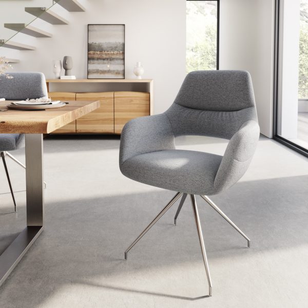 Otočná židle Yago-Flex s područkami z texturované tkaniny světle šedé barvy křížová základna kuželová nerezová ocel otočná o 180°