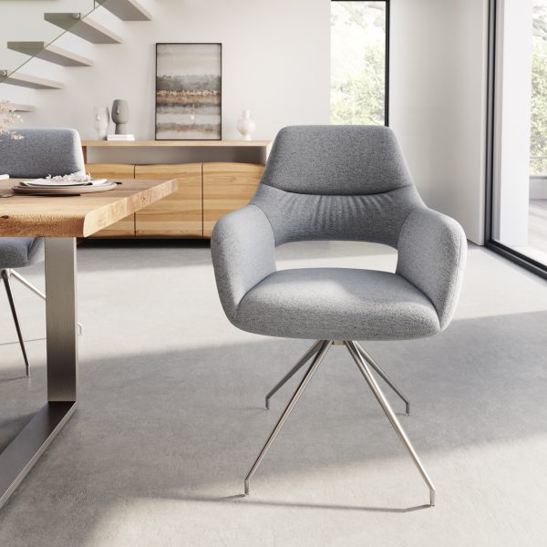 Otočná židle Yago-Flex s područkami z texturované tkaniny světle šedé barvy křížová základna kuželová nerezová ocel otočná o 180°